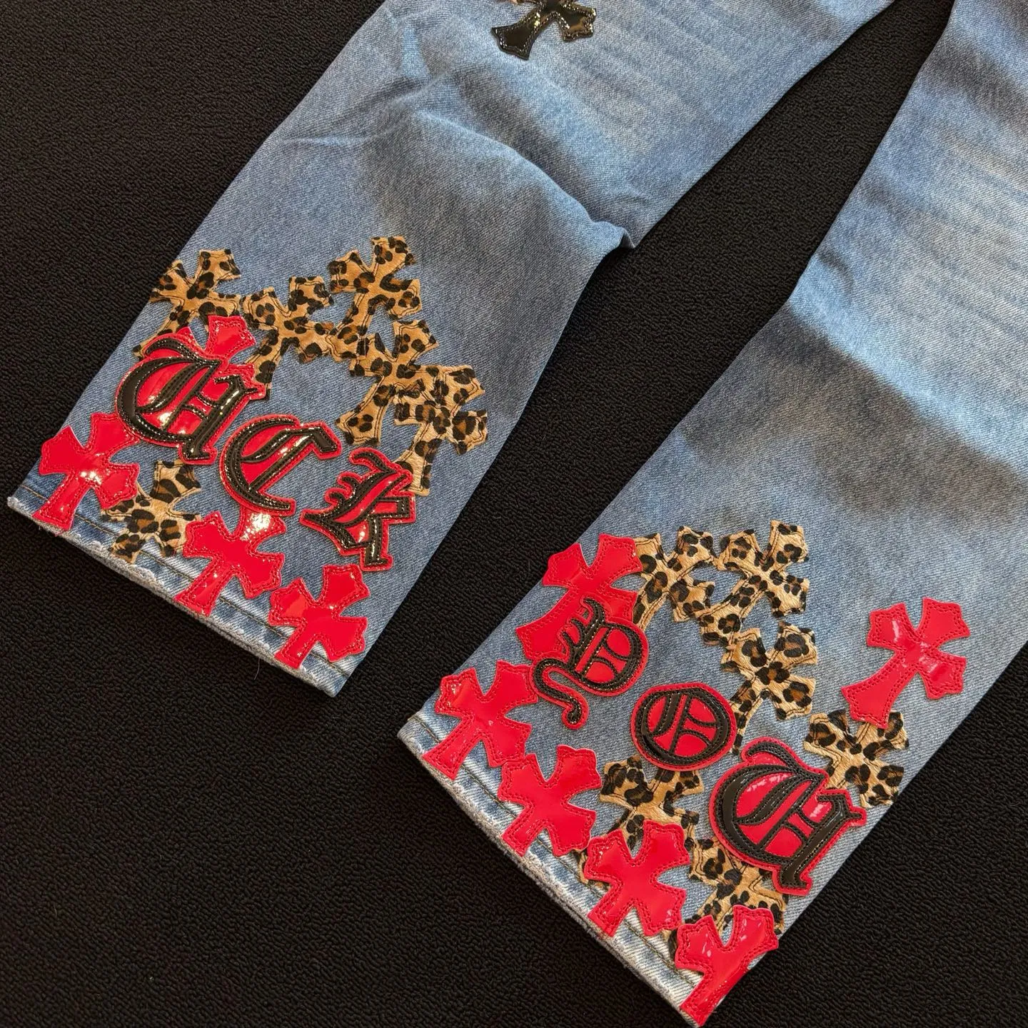 P300 style number: D383 Chrome hearts -CH Chrome hearts new mirrored red leather leopard print cross patch leather washed blue jeans SIZE #28 30 32 34 36 Size reference # Pants length 102 104 106 108 110 Waist 70 75 80 85 90 Hip 96 101 106 111 116